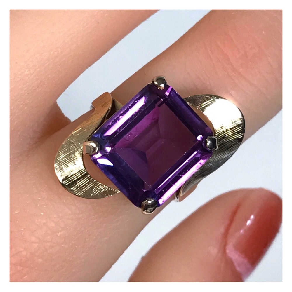 10KT COLOR CHANGING 12.22 CARAT SAPPHIRE YELLOW GOLD MID CENTURY MODERN RING